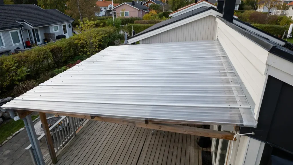 montering av nytt altantak i korrugerad plast i fisks tra saltsj baden
